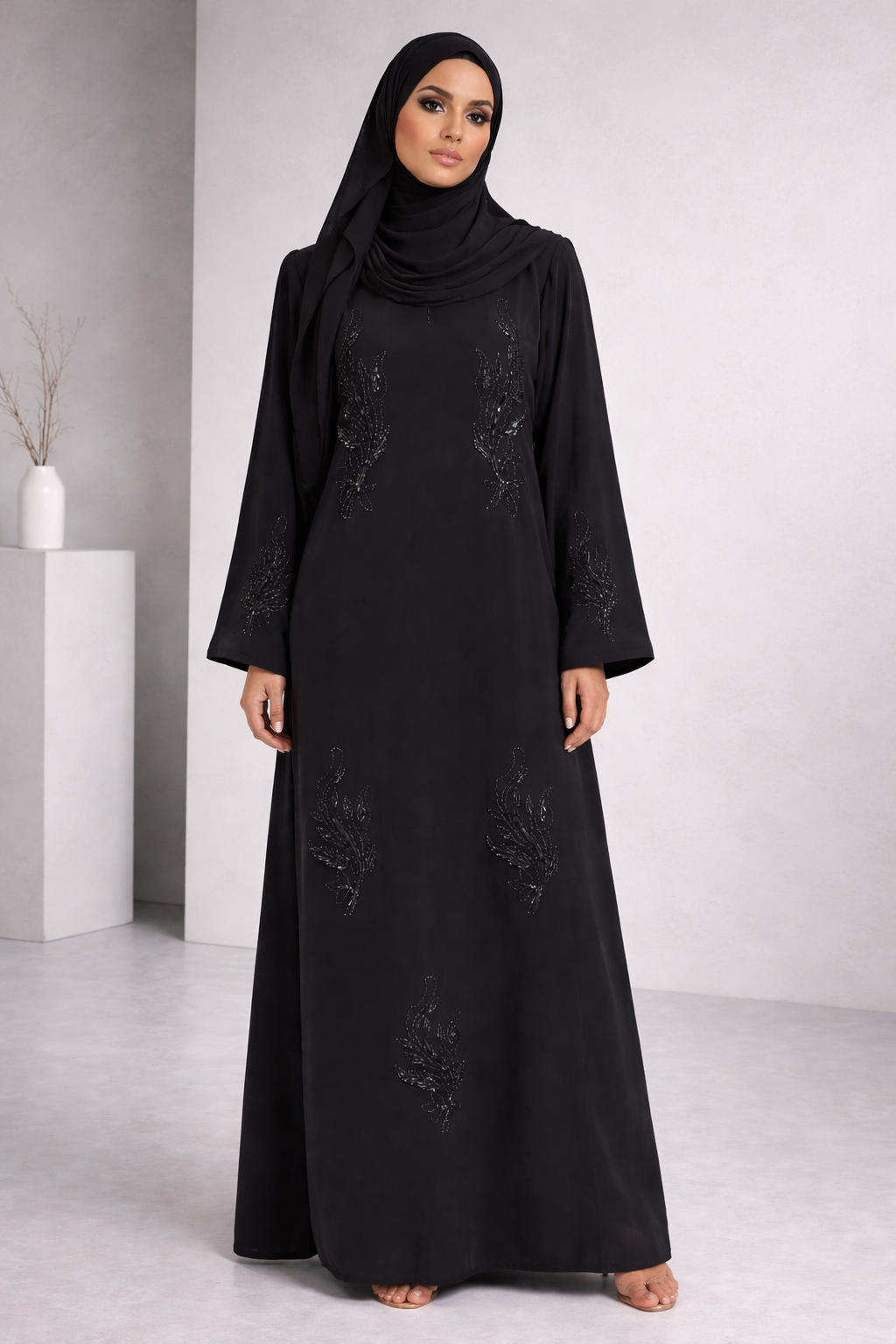 Abaya - Svart med pärlbrodering