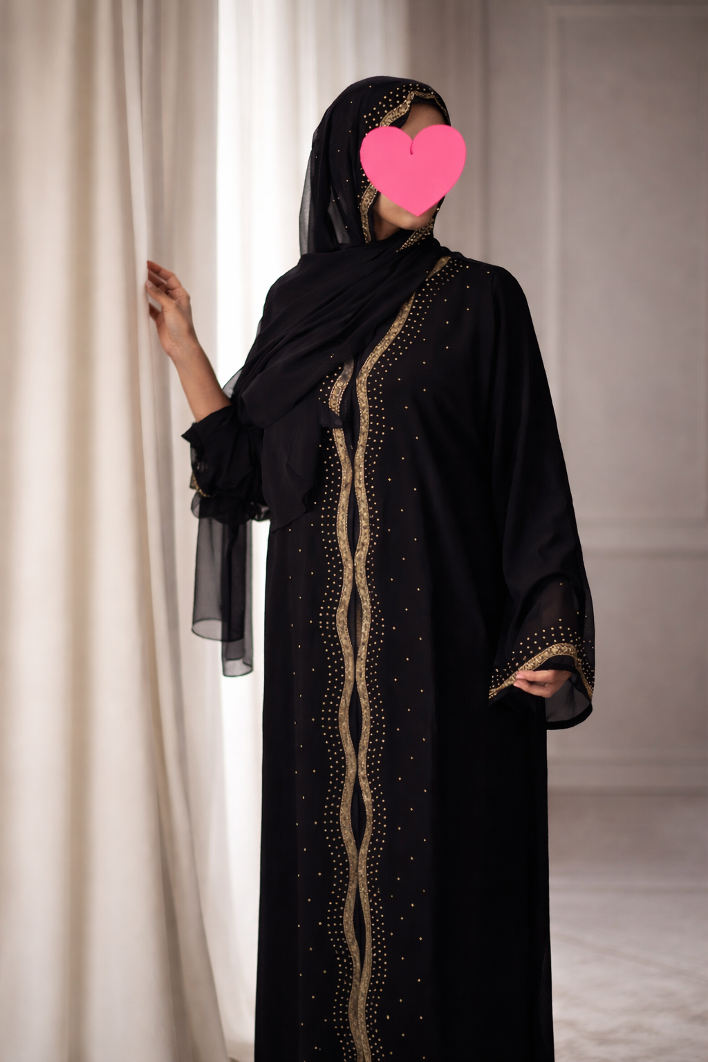 Elegant svart Afiya abaya med gulddetaljer – Dam & Barn